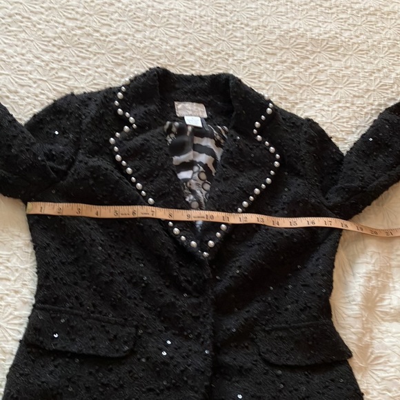Fun pearl collared black jacket with fun knotted and sequenced blazer. - Picture 14 of 14